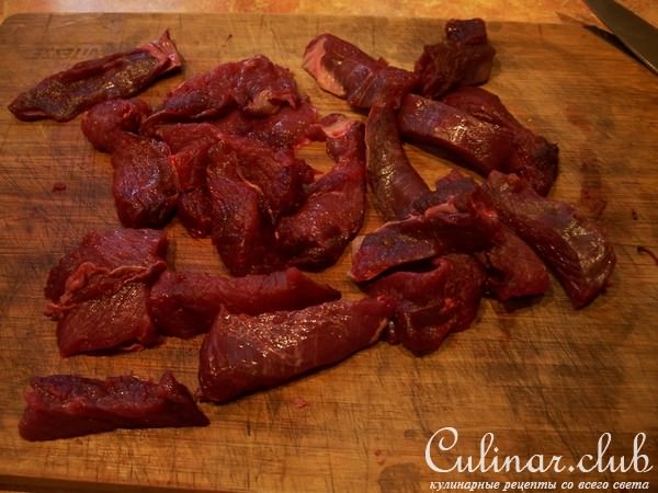 Строганов из оленины с грибами в мультиарке 
