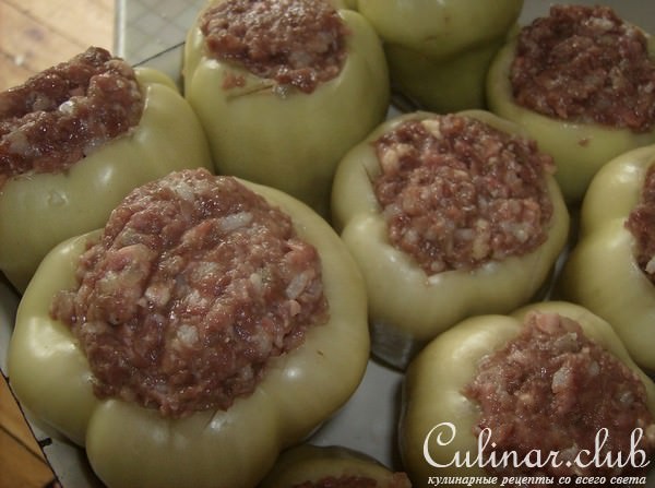 Перчики, фаршированные мясным ассорти