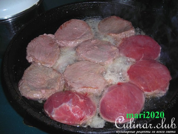 МЯСНЫЕ МЕДАЛЬОНЫ НА МОРКОВНО-ЛУКОВОЙ ПОДУШКЕ 