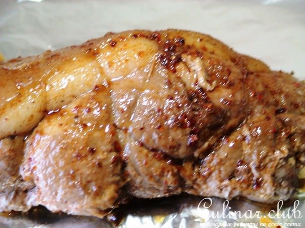Маринованная свинина, запеченная в ржаном тесте.