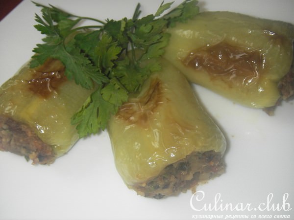 Перец фаршированный беконом, картофелем и грибами