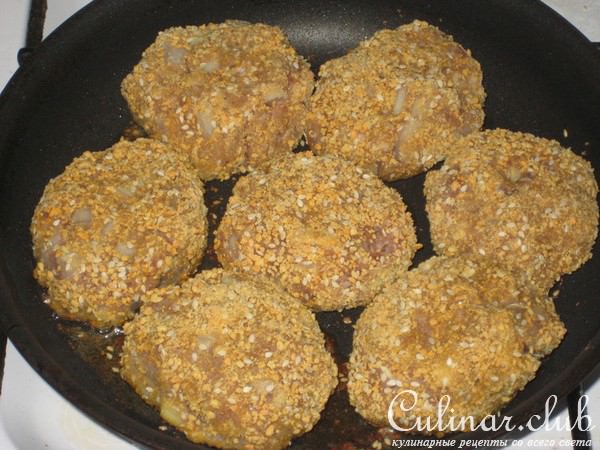 Котлеты из конины в кунжуте.