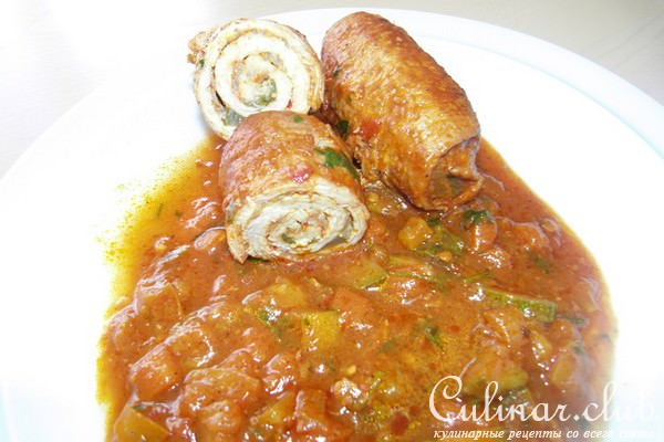 Мясные рулетики в томатном соусе с овощами