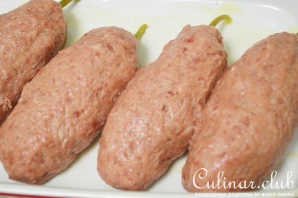 Котлеты из баранины с маринованным перцем и сыром.