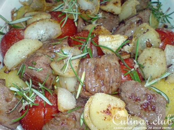 Телятина запечённая с молодым картофелем ,луком,помидорками-черри и розмарином