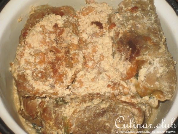 Рулетики из говядины со шпинатом и сыром,тушеные в сметане.