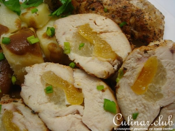 Куриная грудка, фаршированная свити и курагой, приготовленная на пару.