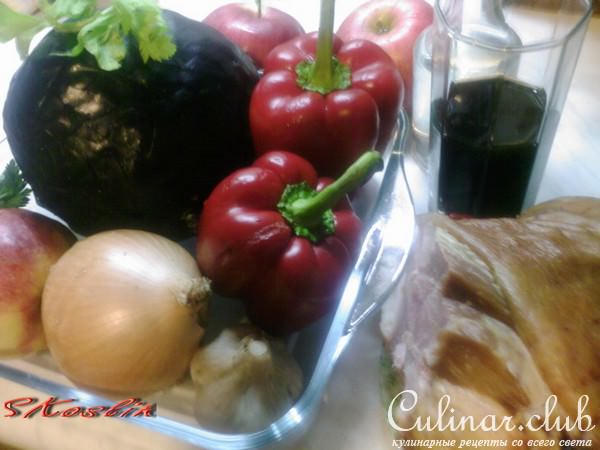 Краснокочанная капуста, красные яблоки и красные перцы, тушеные в красном вине. 