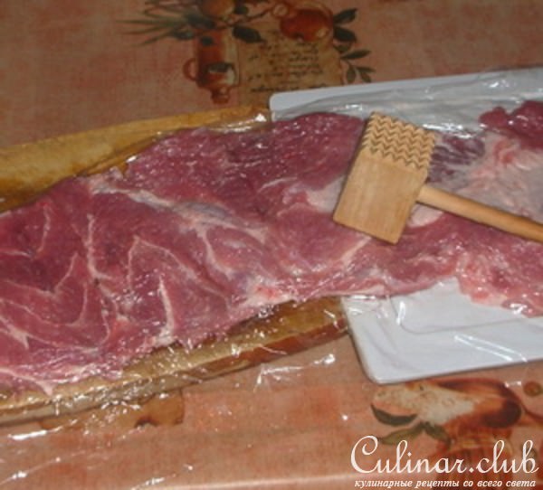 Свиной рулет с овечьим сыром и грецкими орехами