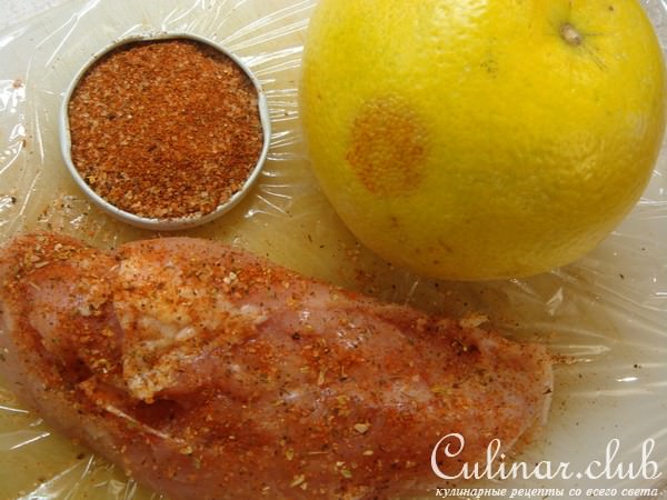 Куриная грудка, фаршированная свити и курагой, приготовленная на пару.
