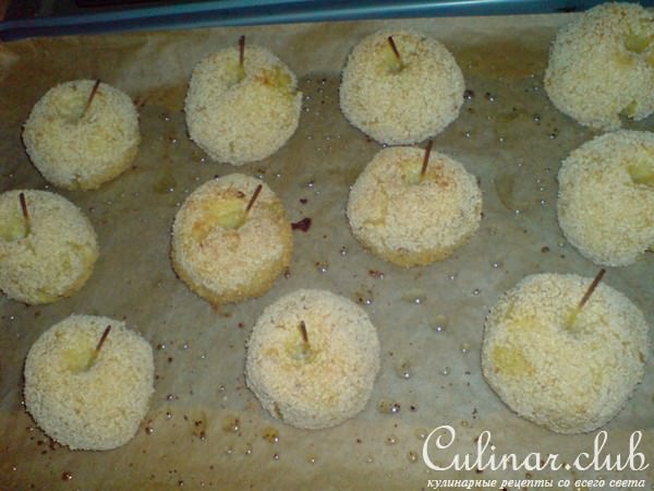 "Корона" из маринованных рёбрышек с "яблоками печёными"...из картофеля.