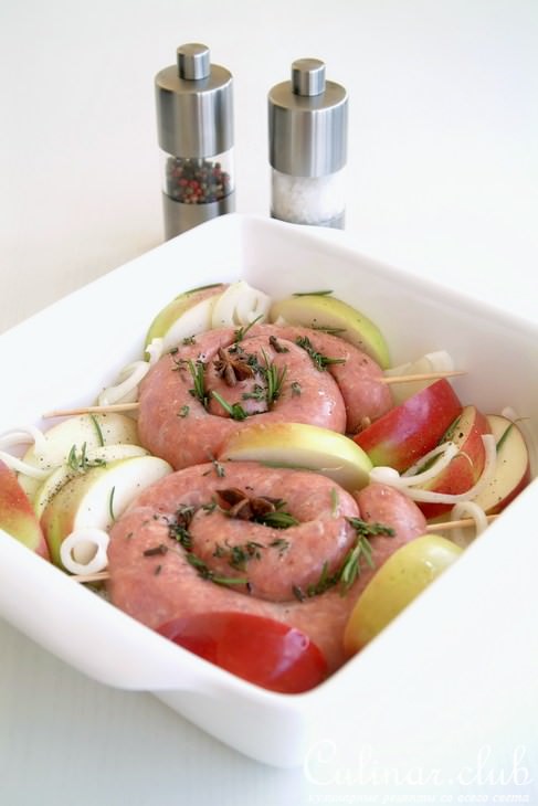 Свиные колбаски запеченные с яблоком, розмарином и тимьяном