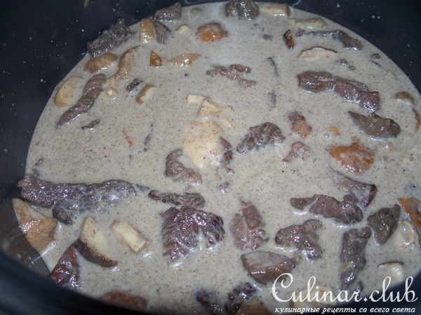 Строганов из оленины с грибами в мультиарке 