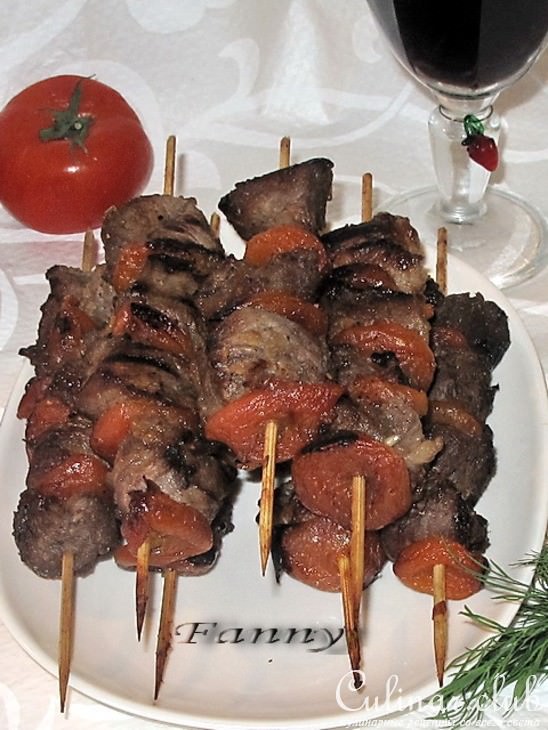 Баранина пряная с курагой на шпажках