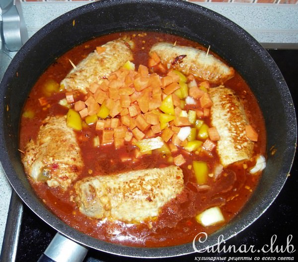 Мясные рулетики в томатном соусе с овощами