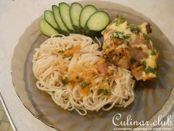 Тушеный кролик со сметаной с сыром и зеленью ( рецепт для мульти)