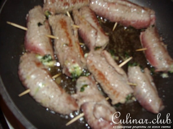 Мясные рулетики с шпинатом и грибным соусом