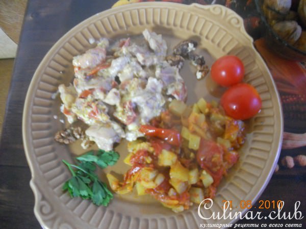 Филе кролика, запеченное в сметанно-сырном соусе с помидорами и грецким орехом