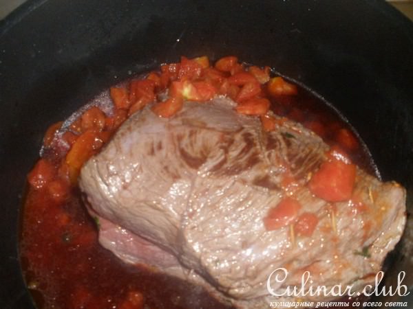 Мясо, фаршированное чесноком и кедровыми орехами в винном соусе