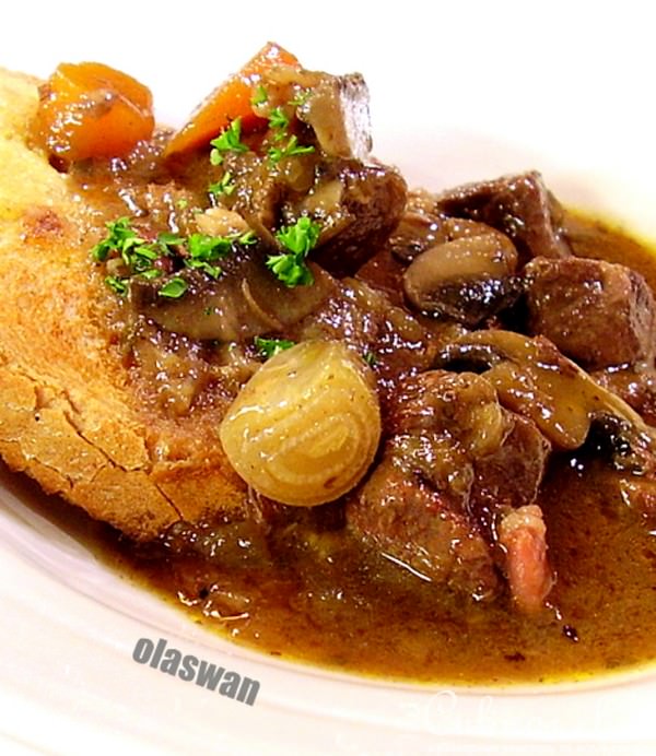 Тушеная говядина.Не просто тушеная говядина,а Boeuf bourguignon!