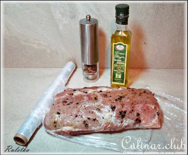 Салат из сельдерея, яблок и фенхеля с запечённой свиной корейкой и можжевельником.