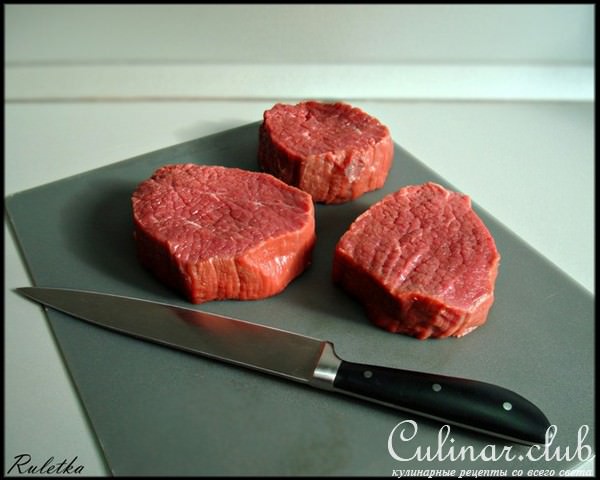 Перечный раундрамб-стейк с грилованными овощами (pepper raundramb-steak).