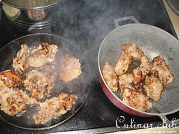 МЯСО РАЗБИТНОЕ, тушённое в кислосладком томатном соусе.