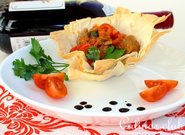 Свинина с шампиньонами и овощами в хрустящей корзинке под сладко-острым соусом ( Тест-драйв)