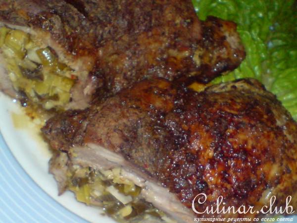 Свиная грудинка,начинённая пореем и сыром