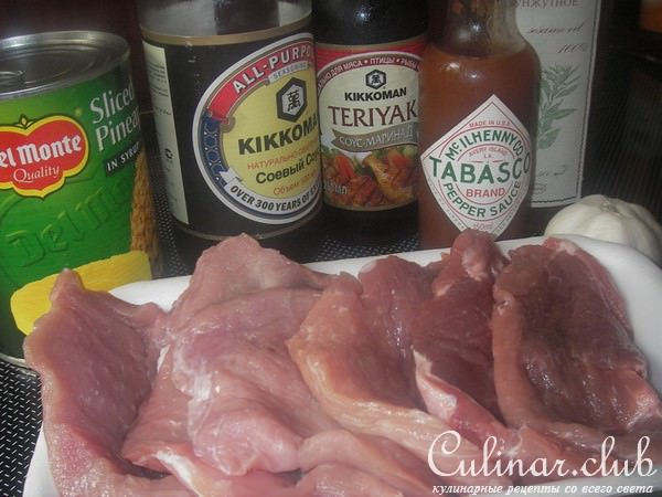 Свинина, запеченная с ананасами и помидорами черри