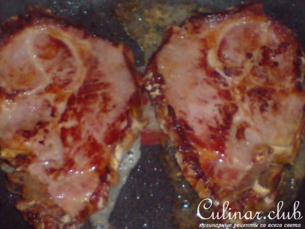 Шницели из сырокопченого мяса,запеченные под грибами с сыром