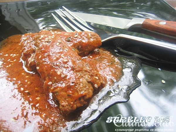 Антрекоты говяжьи в томатном соусе с анчоусами и базиликом.