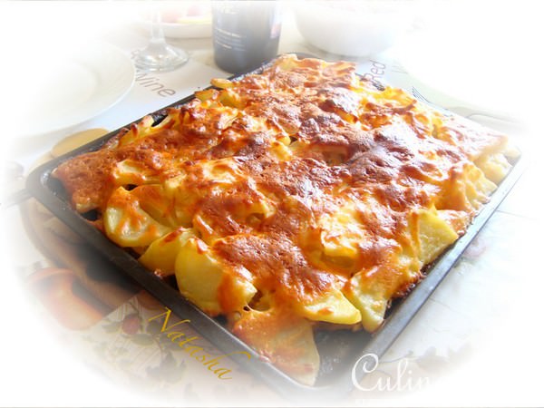 Мясо под сыром и картошкой.
