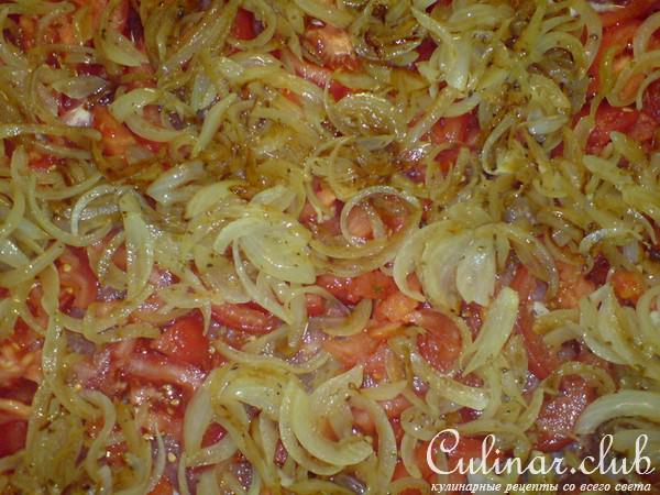 Свинина запечённая с луком,томатами и вином