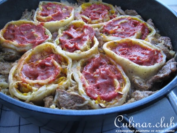 Мясо тушёное с овощными рулетами.