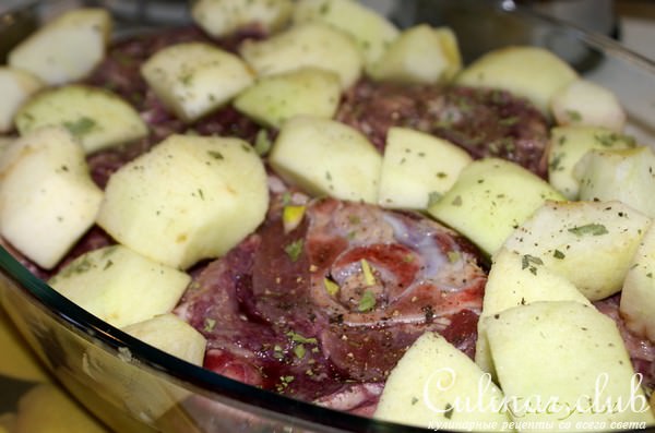 Баранья шейка запеченная с яблоками в листьях карри