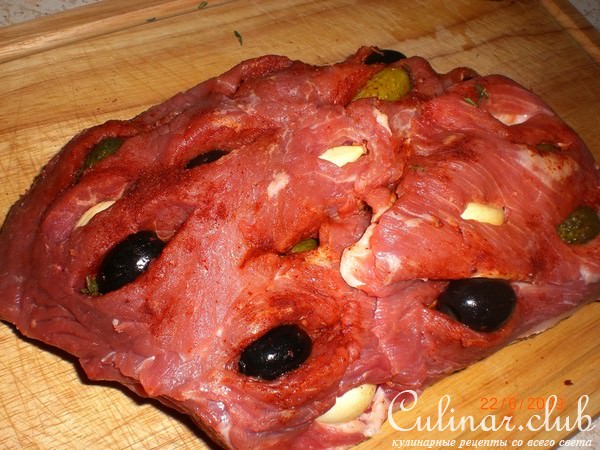 Свинина запеченная с маслинами и маринованными огурцами