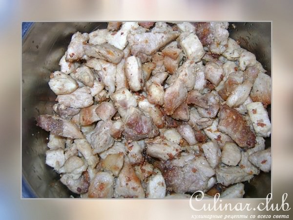 Мясо с черносливом опятами луком в сливочном соусе