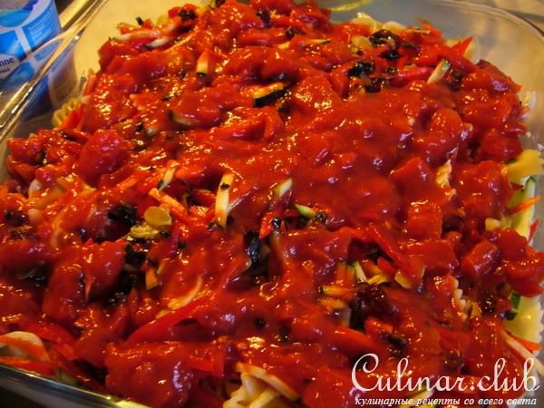 Мясо, запеченное под макронно-овощным гарниром, быстро и без особых хлопот