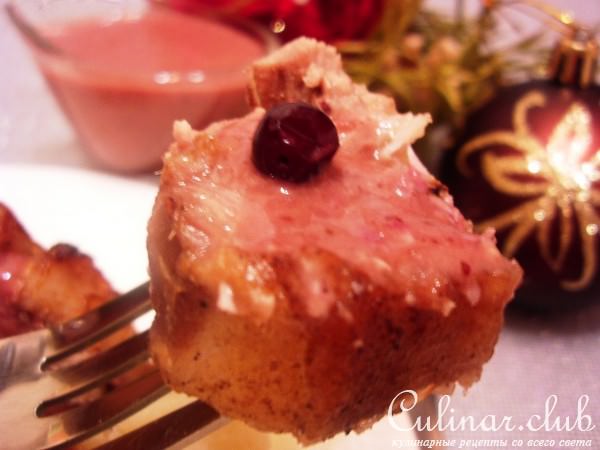 Пикантная свинина с миндалем и клюквой.