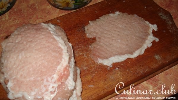 Отбивные с черносливом сыром и грибами