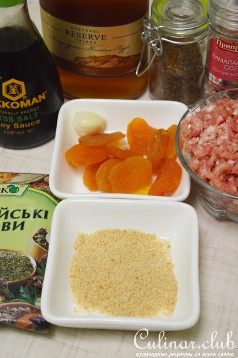 Куриное филе фаршированное свининой и курагой.