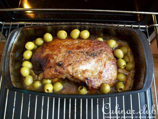 Мясо по-гречески...а по-русски просто "свинья в апельсинах"