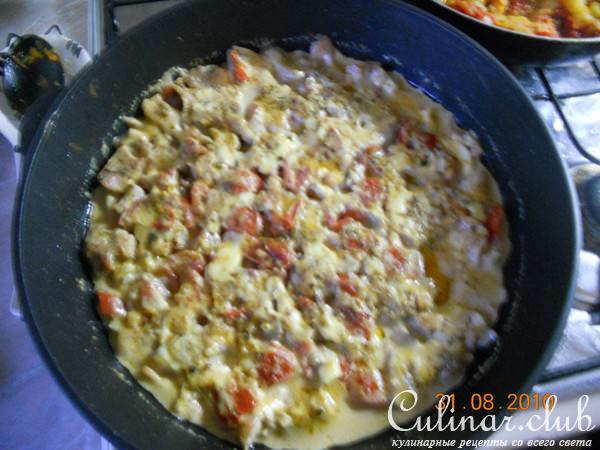 Филе кролика, запеченное в сметанно-сырном соусе с помидорами и грецким орехом