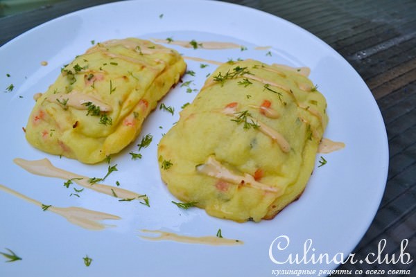 Дорада, запеченная в пюре, с белыми грибами и сыром дор блю.