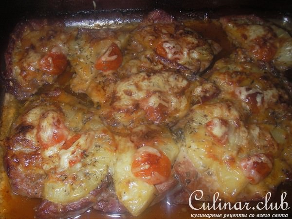 Свинина, запеченная с ананасами и помидорами черри