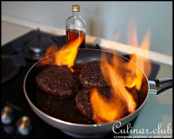 Перечный раундрамб-стейк с грилованными овощами (pepper raundramb-steak).