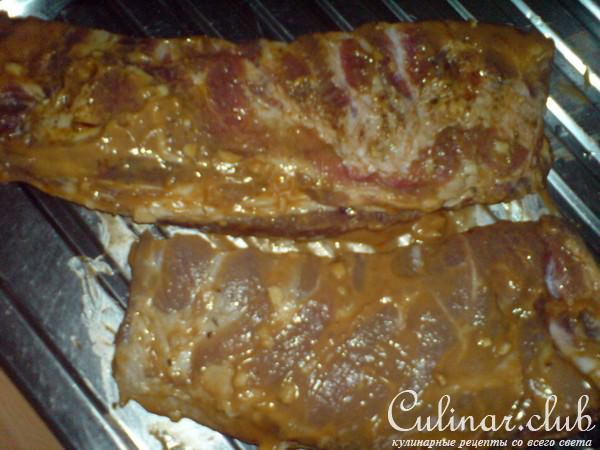 "Корона" из маринованных рёбрышек с "яблоками печёными"...из картофеля.