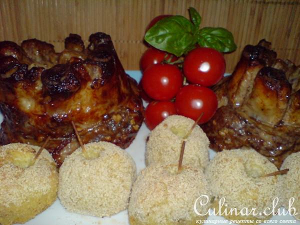 "Корона" из маринованных рёбрышек с "яблоками печёными"...из картофеля.