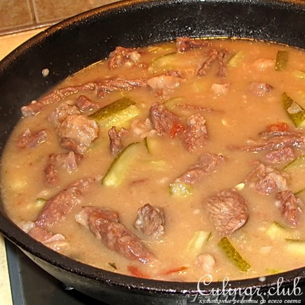 Говядина с солеными огурцами и медом